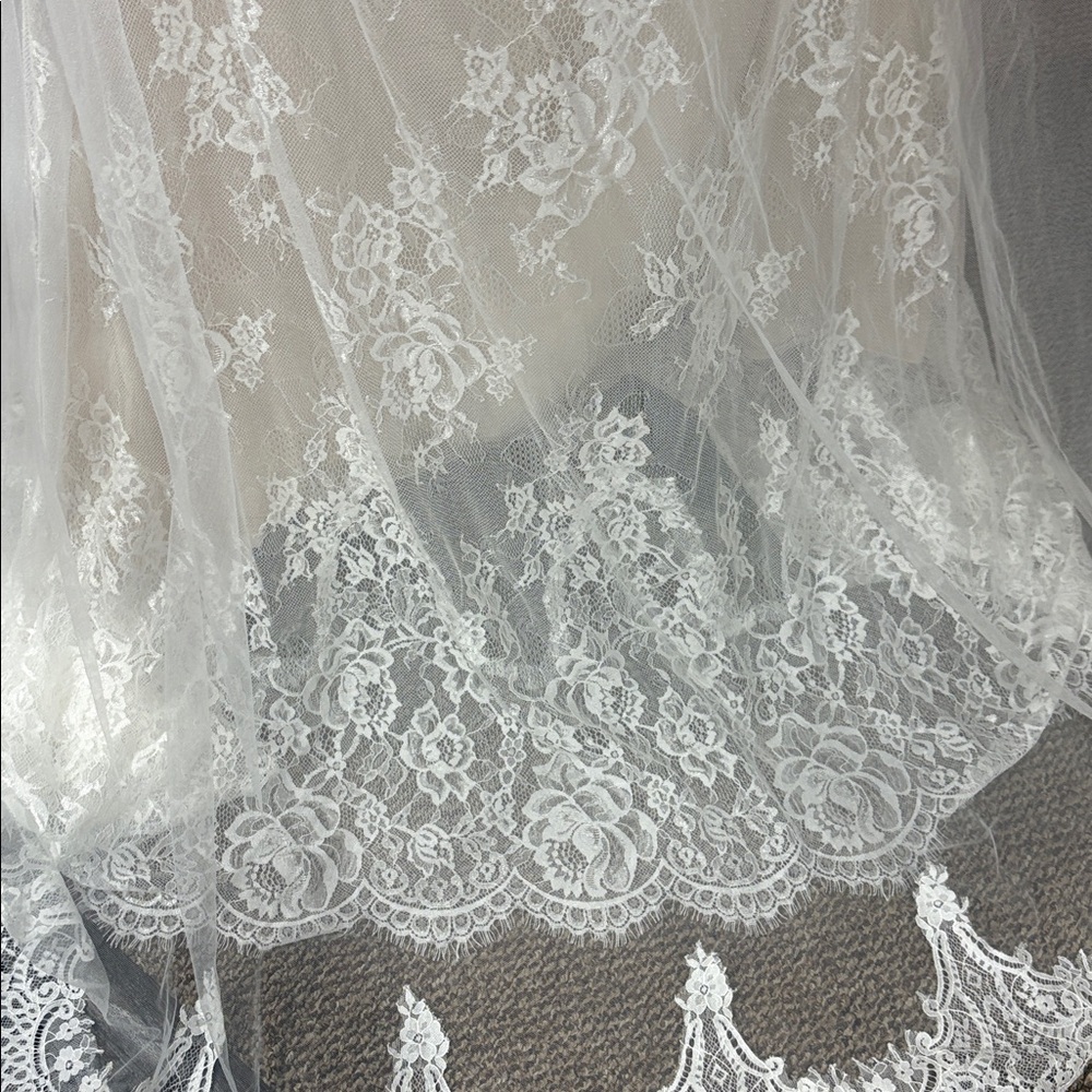 Stunning lace wedding dress - Picture 7 of 10